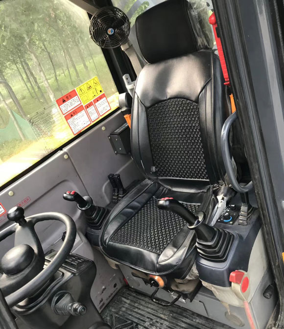 轮式挖掘机驾驶室.jpg 轮式挖掘机驾驶室.jpg