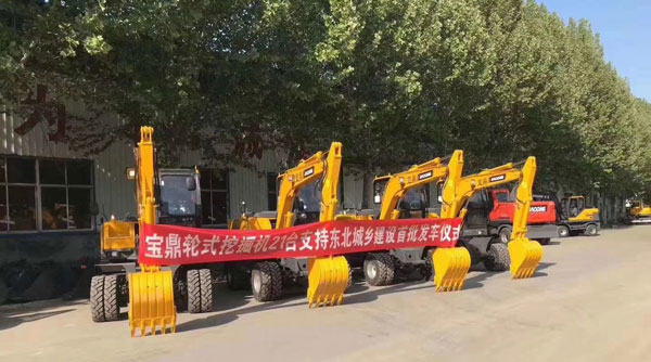 21台宝鼎轮式挖掘机批量交付中.jpg