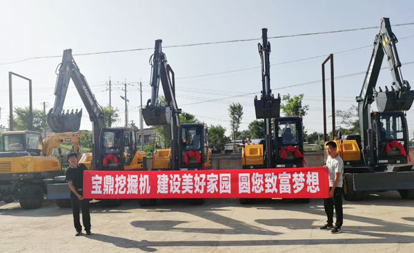 宝鼎轮式挖掘机.jpg 宝鼎轮式挖掘机.jpg