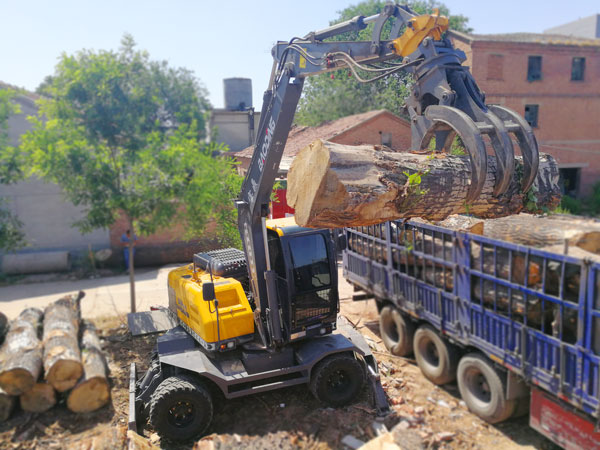 宝鼎抓木机作业现场.jpg 宝鼎抓木机作业现场.jpg