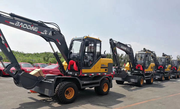 宝鼎95轮式挖掘机车队.jpg 宝鼎95轮式挖掘机车队.jpg