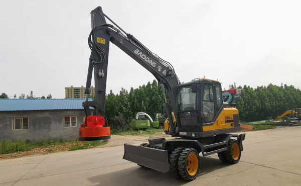 宝鼎油电混合电磁盘轮式挖掘机抓铁机.jpg 宝鼎油电混合电磁盘轮式挖掘机抓铁机.jpg