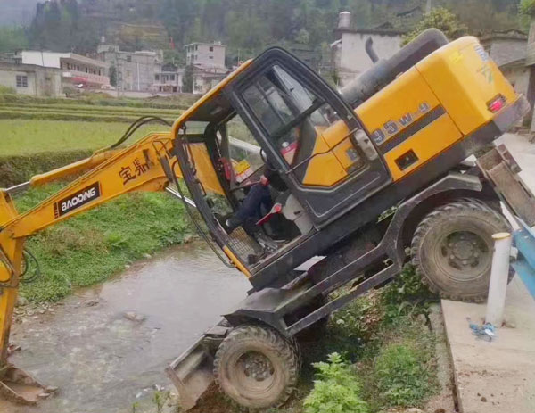 市场上的宝鼎95轮式挖掘机.jpg 市场上的宝鼎95轮式挖掘机.jpg