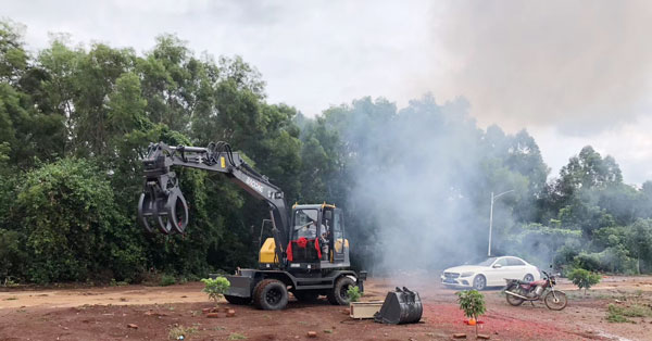 宝鼎轮式挖掘机抓木机广西用户交付现场.jpg 宝鼎轮式挖掘机抓木机广西用户交付现场.jpg