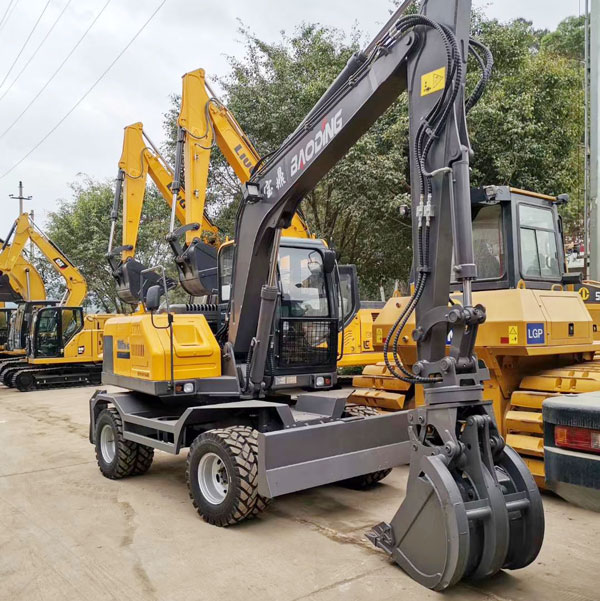 宝鼎轮式挖掘机抓木机.jpg 宝鼎轮式挖掘机抓木机.jpg