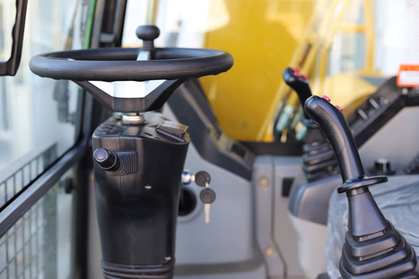 宝鼎轮式挖掘机驾驶室.jpg 宝鼎轮式挖掘机驾驶室.jpg