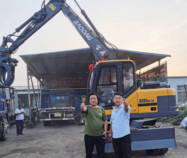 宝鼎多功能轮式挖掘机交付.jpg 宝鼎多功能轮式挖掘机交付.jpg