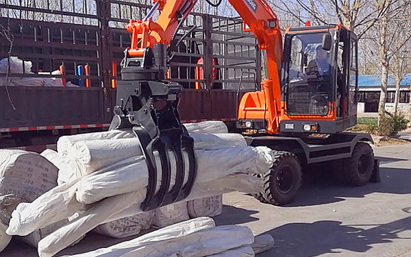 轮式抓包机抓料机.jpg 轮式抓包机抓料机.jpg