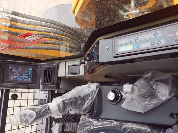 抓包机抓料机驾驶室.jpg 抓包机抓料机驾驶室.jpg