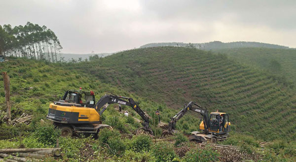 多功能轮式挖掘机.jpg 多功能轮式挖掘机.jpg