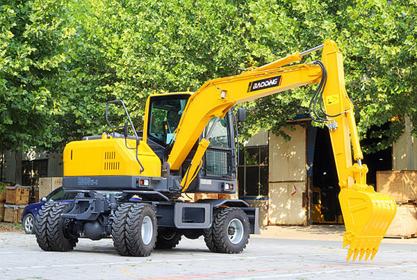 宝鼎轮式挖掘机.jpg 宝鼎轮式挖掘机.jpg