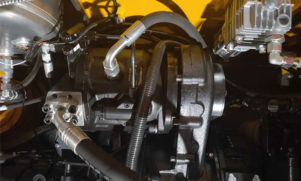 宝鼎轮式抓木机进口柱塞泵.jpg 宝鼎轮式抓木机进口柱塞泵.jpg