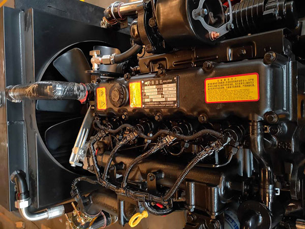 宝鼎100轮式挖掘机发动机.jpg 宝鼎100轮式挖掘机发动机.jpg