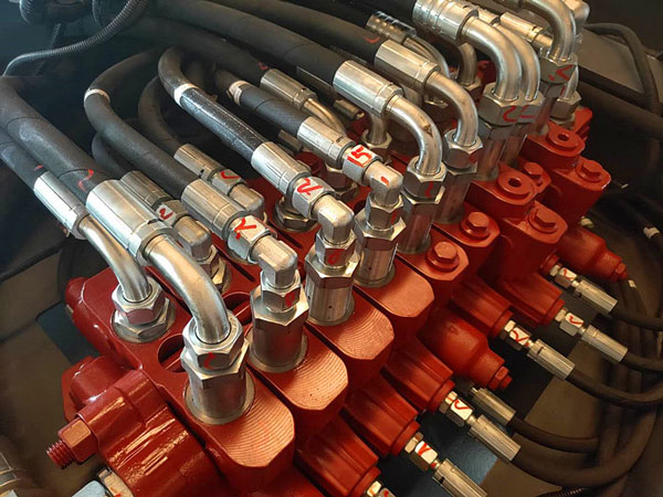 宝鼎100轮式挖掘机分配器.jpg 宝鼎100轮式挖掘机分配器.jpg