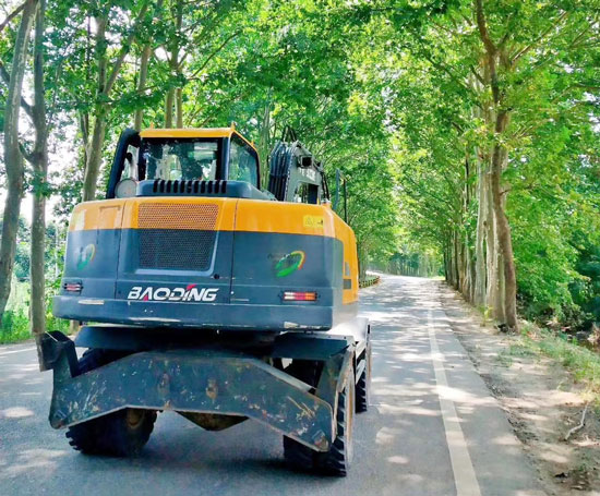 道路上奔驰的轮式挖掘机.jpg 道路上奔驰的轮式挖掘机.jpg