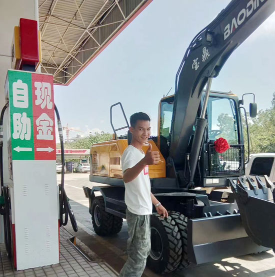 宝鼎轮式挖掘机用户.jpg 宝鼎轮式挖掘机用户.jpg