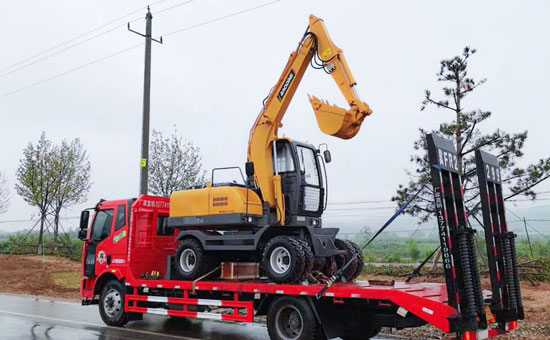 宝鼎轮式挖掘机.jpg 宝鼎轮式挖掘机.jpg