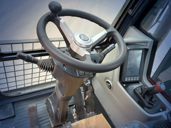 轮式挖掘驾驶室.jpg 轮式挖掘驾驶室.jpg