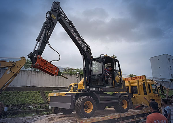 宝鼎轮式挖掘机破碎锤款.jpg 宝鼎轮式挖掘机破碎锤款.jpg