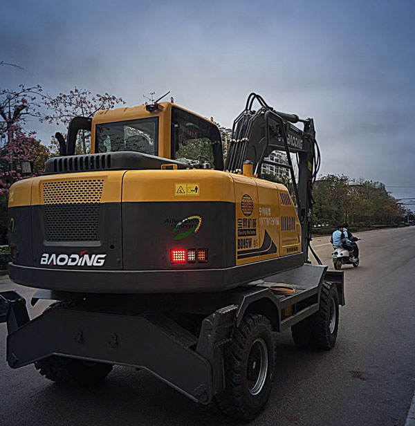 便利的宝鼎轮式挖掘机.jpg 便利的宝鼎轮式挖掘机.jpg