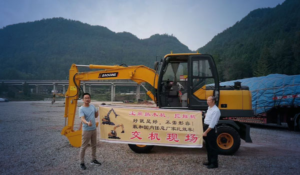 宝鼎80轮式挖掘机.jpg 宝鼎80轮式挖掘机.jpg