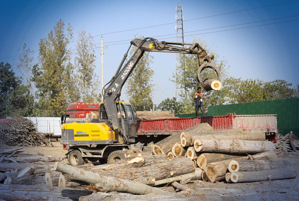 宝鼎轮式挖掘机抓木机.jpg 宝鼎轮式挖掘机抓木机.jpg
