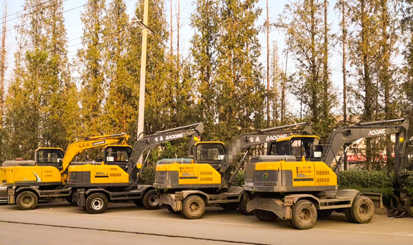 宝鼎轮式挖掘机.jpg 宝鼎轮式挖掘机.jpg