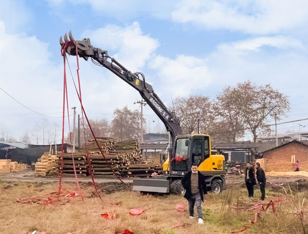 宝鼎轮式挖掘机交车现场.jpg 宝鼎轮式挖掘机交车现场.jpg