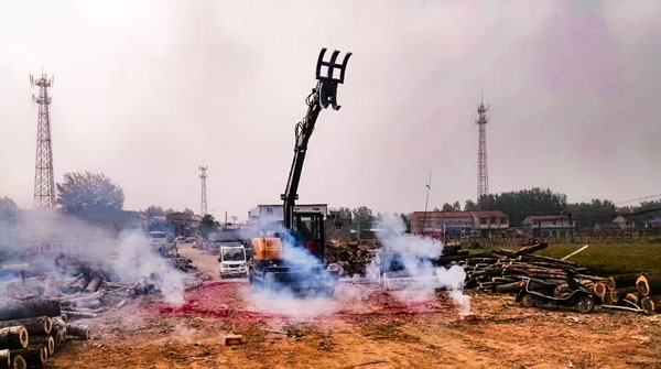 宝鼎多功能轮式挖掘机交付.jpg 宝鼎多功能轮式挖掘机交付.jpg