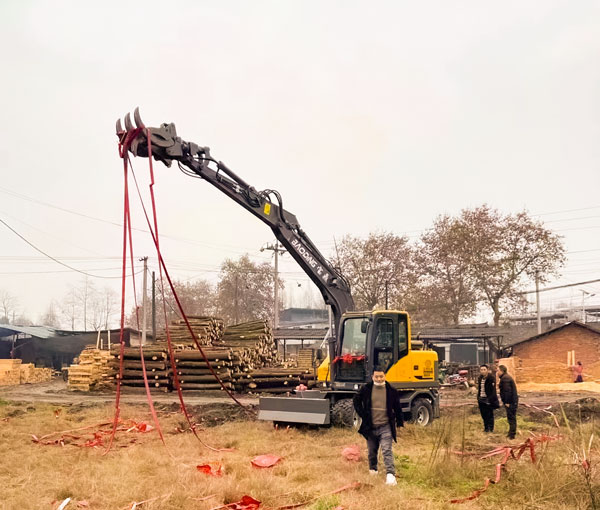 宝鼎轮式挖掘机节前交车现场.jpg 宝鼎轮式挖掘机节前交车现场.jpg