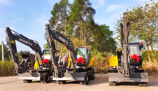 宝鼎95轮式挖掘机.jpg 宝鼎95轮式挖掘机.jpg