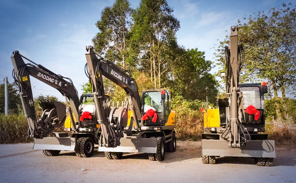 宝鼎轮式挖掘机.jpg 宝鼎轮式挖掘机.jpg