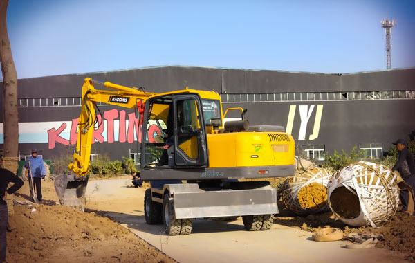 宝鼎80轮式挖掘机.jpg 宝鼎80轮式挖掘机.jpg