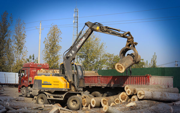 宝鼎多功能轮式挖掘机抓木机.jpg 宝鼎多功能轮式挖掘机抓木机.jpg