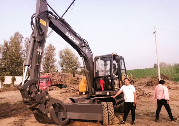 宝鼎多功能轮式挖掘机.jpg 宝鼎多功能轮式挖掘机.jpg