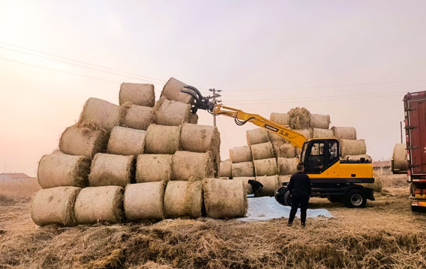 宝鼎轮式挖掘机抓草.jpg 宝鼎轮式挖掘机抓草.jpg
