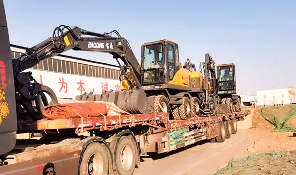 宝鼎轮式挖掘机发车现场.jpg 宝鼎轮式挖掘机发车现场.jpg