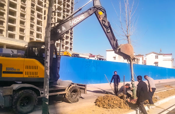 宝鼎轮式挖掘机绿化作业.jpg 宝鼎轮式挖掘机绿化作业.jpg