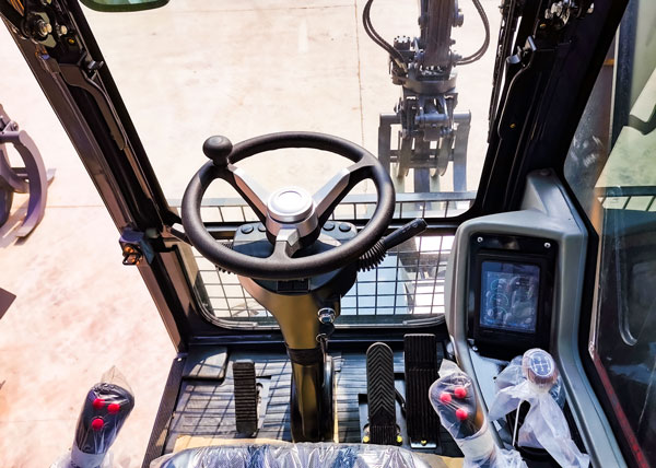 抓铁机驾驶室.jpg 抓铁机驾驶室.jpg