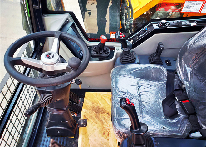 95抓木机驾驶空间 95抓木机驾驶空间