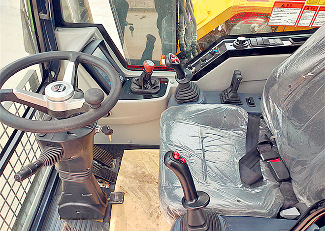 宝鼎105抓木机驾驶室