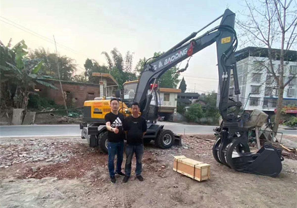 重庆轮式抓木机客户交车 重庆轮式抓木机客户交车