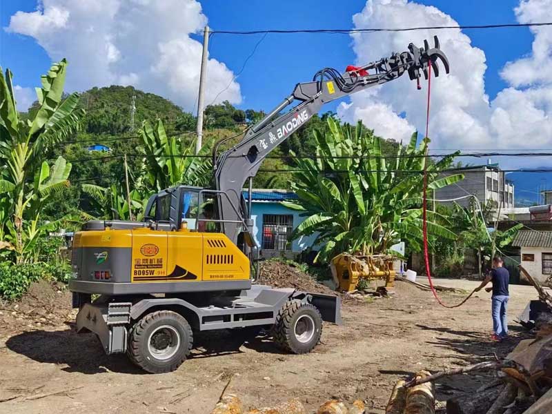 轮式抓木机.jpg 轮式抓木机.jpg