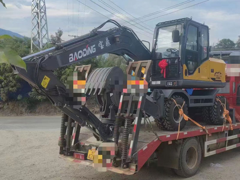 轮式挖掘机.jpg 轮式挖掘机.jpg