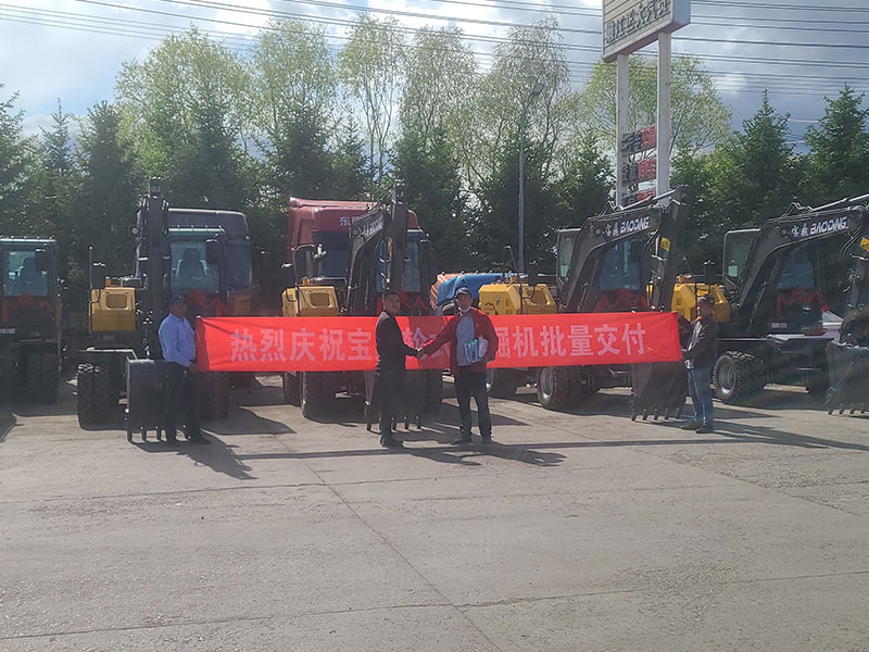 轮式挖掘机.jpg 轮式挖掘机.jpg