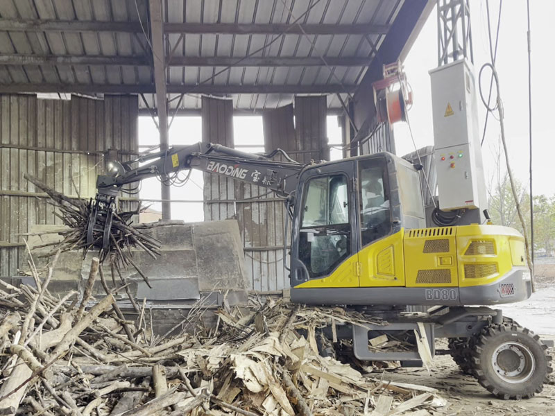 轮式抓木机.jpg 轮式抓木机.jpg