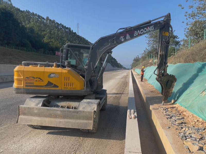 宝鼎挖掘机.jpg 宝鼎挖掘机.jpg