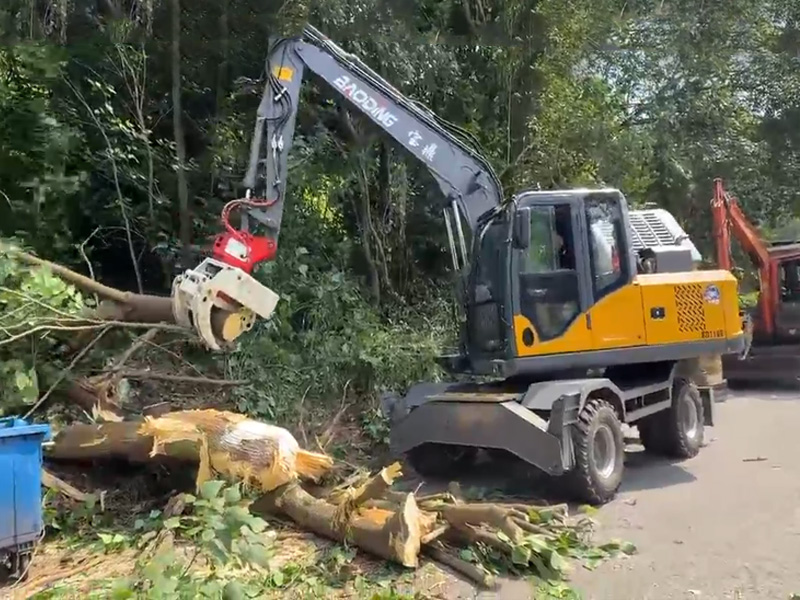 宝鼎110E抱夹锯抓木机.jpg 宝鼎110E抱夹锯抓木机.jpg