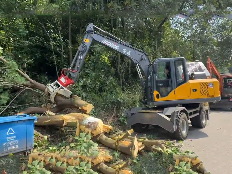宝鼎BD110E抱夹锯抓木机.jpg 宝鼎BD110E抱夹锯抓木机.jpg