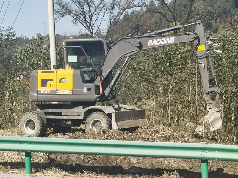 宝鼎BD75D轮式挖掘机填平绿化带 宝鼎BD75D轮式挖掘机填平绿化带